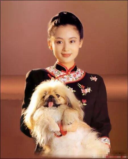 xc体育_背带裙搭配什么上衣 4种搭法让你时髦美丽一整夏(图3) xc体育